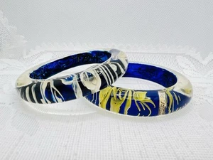 Betsey Johnson Chunky Bracelets Navy Blue Lucite Yellow White Flower Signed Pair - Picture 1 of 13