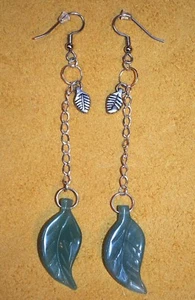 Pendientes hechos a mano artesanales con hojas de piedra y metal talladas de aventurina verde - Imagen 1 de 1