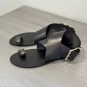 Alohas schwarze Sandalen mit Knöchelriemen und Zehenring (Größe 38) - Bild 1 von 7