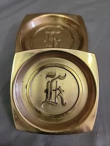 8 pz sottobicchieri in ottone metà secolo decorati con monogramma "R" di Hyde Park - Foto 1 di 3