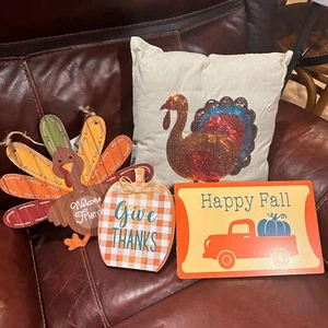 4 piezas Juego de decoración de otoño con almohada de pavo y letreros colgantes - Imagen 1 de 5