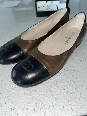 Auténticos planos de ballet Chanel vintage de dos tonos beige/negro talla 9,5B (se adapta a pequeños) Foto 1 de 4