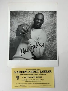 Kareem Abdul Jabbar Signed 8x10 B&W Photo with Autograph Ticket - Picture 1 of 7