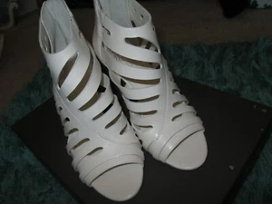 NEU OHNE ETIKETT * DAMENGRÖSSE 5 VINCE CAMUTO AMENDIA WARMWEISS ALICANTE SCHAF RIEMCHENSCHUH - Bild 1 von 5