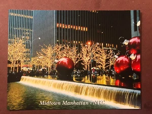 POSTKARTE NEW YORK EINER VON ROCKEFELLER CENTER BRUNNEN DEKORIERT FÜR WEIHNACHTEN - Bild 1 von 3