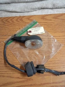 Caucho de montaje de señal de giro trasero derecho Kawasaki KLR650 2023 OEM - Imagen 1 de 8