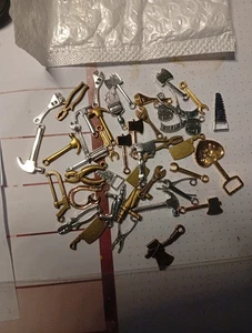 Diverse Werkzeuge Als Anhänger Aus Metall - Bild 1 von 1