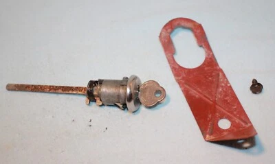 Llave de bloqueo de tapa de maletero Buick Electra LeSabre 68 Foto 1 de 3