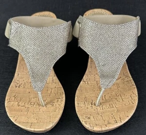 Sandalia para mujer con cuña de corcho dorada brillante St. John's Bay 7M usada en excelente estado - Imagen 1 de 16