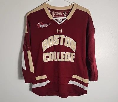 Camiseta deportiva de hockey NCAA Boston College Eagles Under Armour juvenil grande Foto 1 de 4