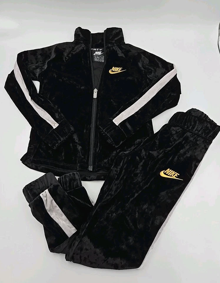 Nike Traje de Pista Negro Terciopelo Aplastado Cremallera Conjunto Swoosh Niños Talla Pequeña 4-5 Años Foto 1 de 4