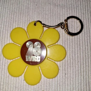 Vintage 28 WRC Gänseblümchen Blume Schlüsselanhänger gelb Kunststoff Retro 70er Promo Schlüsselring - Bild 1 von 3