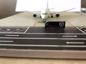 1/400 Airport GSE - Airport Express Cargo Transport Vehicle - Picture 1 of 6