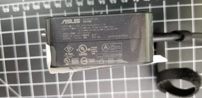 Adaptador de corriente alterna ASUS Zenbook 14 UX325J 20V 3.25A 65.0W USB-C AD2129320 Foto 1 de 2
