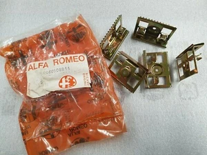 60508811 FERMAGLIO FERMA MOQUETTE ALFA 75 164 ORIGINALE - Foto 1 di 2