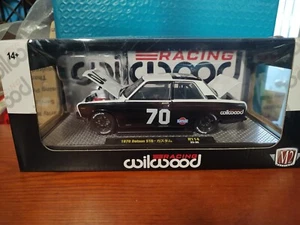 2024 M2 MACHINES 1970 DATSUN 510 WILWOOD RACING 1/24 BLACK / WHITE  R114 🆕 - Picture 1 of 11
