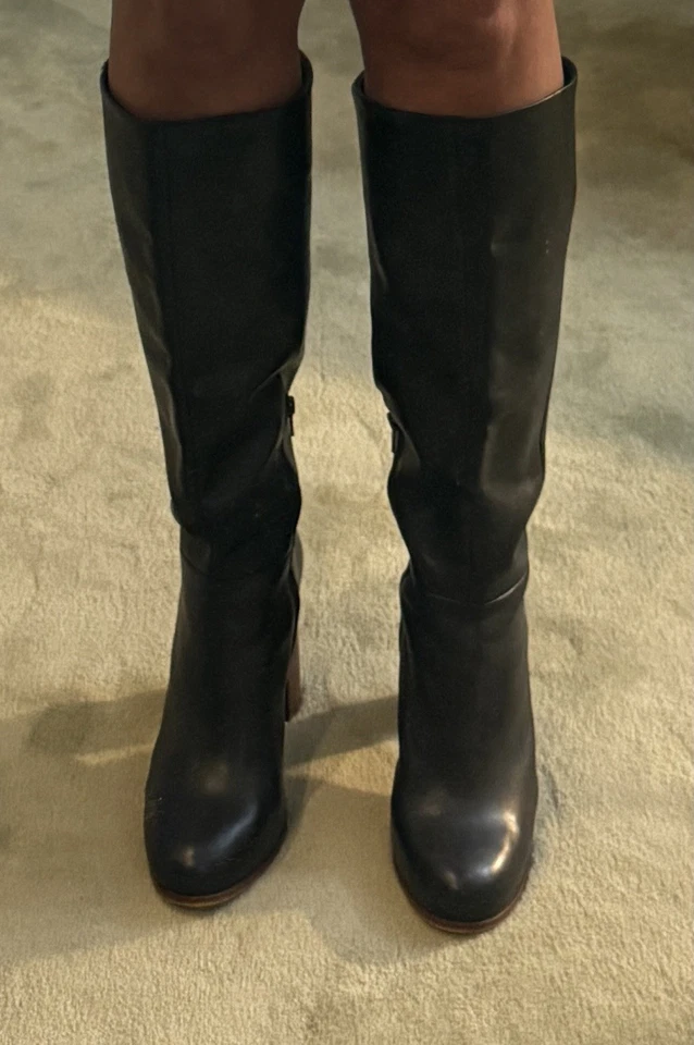 Botas altas Vince Camuto de cuero negras para mujer 10M/40 – madera apilada Foto 1 de 4