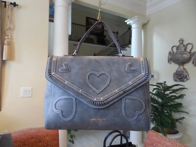 Nuevo bolso Love Moschino gris imitación gamuza cuero con apliques de corazón. Foto 1 de 4