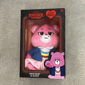 Netflix Care Bears x Stranger Things Cheer Bear as Eleven 12" peluche NUOVO in SCATOLA - Foto 1 di 2