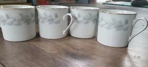 Libbey Weiß Porzellan Kaffeebecher Goldrand Grau Tannenzapfen Design 4er Set - Bild 1 von 6
