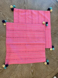 Surya Set 2 Kissenbezüge Hot Pink Akzent bestickt 20x20 Bommelecken - Bild 1 von 8