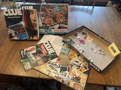 CLUE Discover The Secrets Board Game Parker Brothers COMPLETE ALL PIECES & CARDS - Image 1 of 4