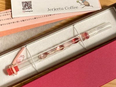 Pluma de vidrio Hachimonjiya Gerjaatu Coffee x Hachimonjiya Sakura abierta sin usar Foto 1 de 3