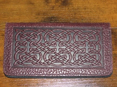 Cubierta de chequera Oberon Designs nudo celta roja marrón con solapa divisoria de cheques Foto 1 de 4