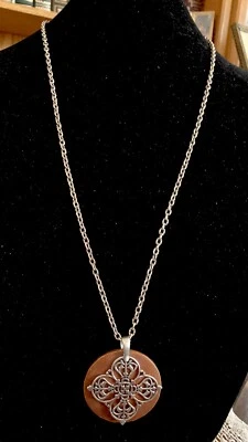 "Collar de cadena Cookie Lee tono plata colgante de filigrana con respaldo de madera 30""" Foto 1 de 3