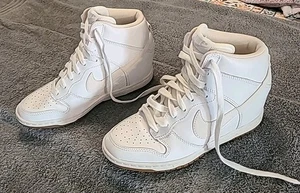 Nike Dunk Sky High Women’s Essential Hidden Wedge White Sz 7.  Noy - Picture 1 of 5
