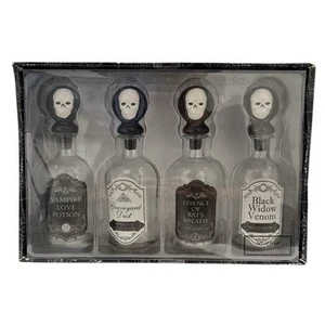 Nuevo en caja Juego de 4 botellas de poción de vidrio accesorios de Halloween gótico 7,5" - Imagen 1 de 4