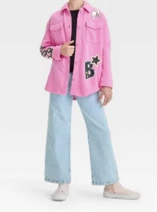 Barbie Bambina Rosa Piccola Maniche Lunghe Shacket Tasche Logo Bottone Collo - Foto 1 di 11