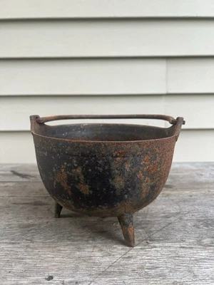 Antique Spider Cauldron Bean Cast Iron Pot 3 Footed Forged Iron Handle Gate Mark - Image 1 of 4