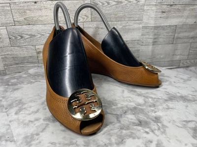 Zapatos de tacón Tory Burch para mujer 6,5 M Sally de cuero marrón sin cordones logotipo dorado punta abierta Foto 1 de 4
