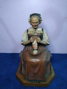 VINTAGE VECCHIA, RARA FIGURA INTAGLIATA IN LEGNO 1949, VECCHIA DONNA A MAGLIA, KATH KASLATTER - Foto 1 di 9