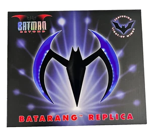 Réplica de utilería NECA Batman Beyond Blue Batarang con alas iluminadas escala 1:1 sellada - Imagen 1 de 3