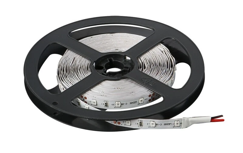 Striscia led da 5 metri a 12 volt da 4.8 Watt / metro blu verde o rossa IP20 - Immagine 1 di 1