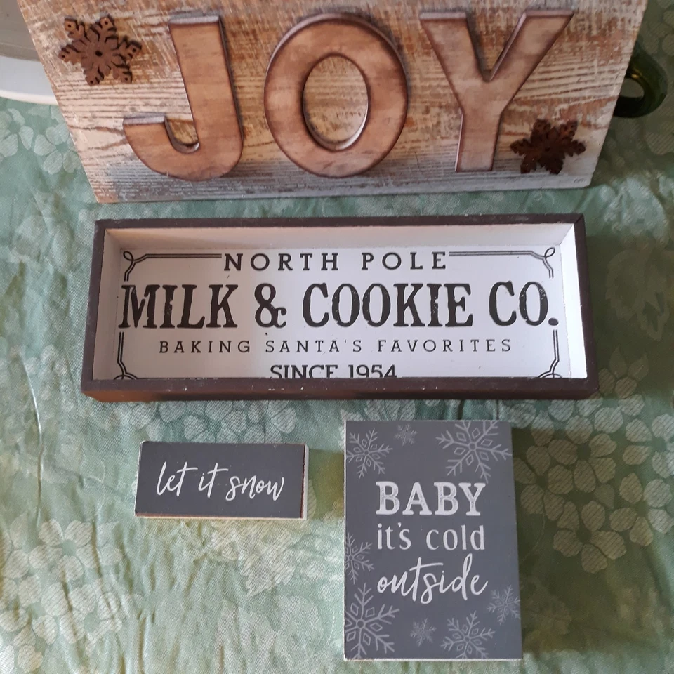 4 letreros de Navidad. Beige, Blanco, Gris y Marrones, Todos Diferentes Frases. Alegría Vaca Foto 1 de 4