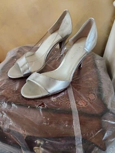Liz CLAIBORNE SILVER LEATHER Metallic HEELS Sz 7 Peep Toe Lawson - Picture 1 of 7