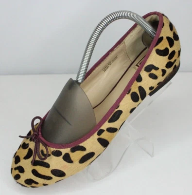 Lazo de pelo Pour La Victoire Licia Ballet Planos para mujer de cuero con estampado de leopardo 8,5 Foto 1 de 4