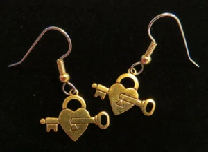 Pendientes con cerradura y llave de corazón placa de oro de 24 quilates San Valentín amor dulce corazón romance - Imagen 1 de 9