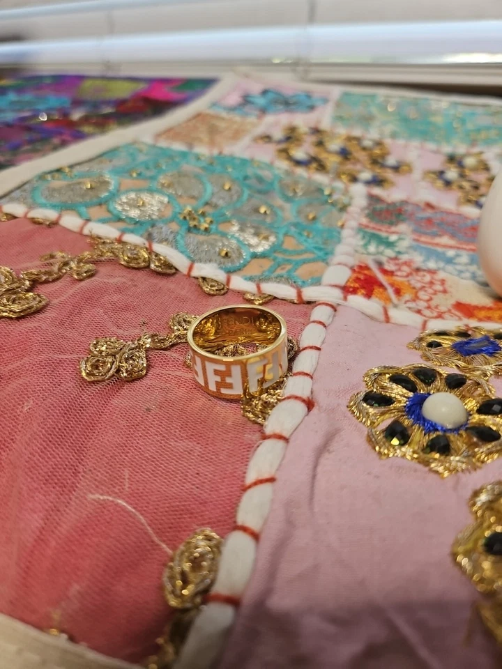 Anillo de diseño con banda de oro Foto 1 de 4