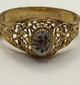 Vintage Whiting und Davis Milchglas Blume Armband goldfarben Klapparmreif - Bild 1 von 10