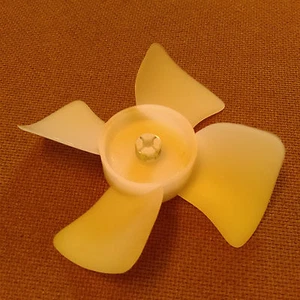 Hoja/hélice de ventilador de plástico de 4 pulgadas de diámetro. 1/8 de pulgada de diámetro. Rotación CW. - Imagen 1 de 2