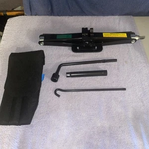 2015 Kia Sorento OEM Spare Tire Scissor Jack Kit-New (Other) - Bild 1 von 18