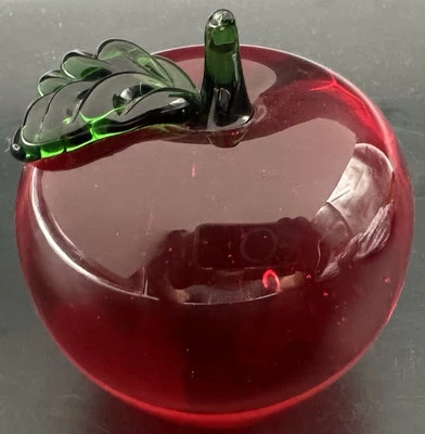 Pisapapeles figurativo manzana roja vidrio artístico vintage hoja de tallo verde Foto 1 de 4