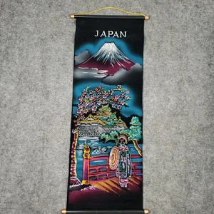 Vintage schwarz Samt Japan Gemälde Wandbehang Schriftrolle Geisha Fuji Blüten 32" - Bild 1 von 8