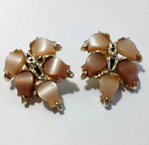 Vintage Thermoset Lucite Floral Clip Earrings Gold Tone w/Salmon Leaf - Picture 1 of 5