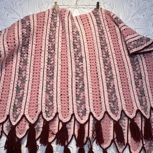 Manta vintage con borla de ganchillo 52 X 71 borgoña, hilo rosa - Imagen 1 de 6