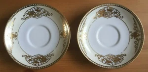 NORITAKE ERHABENER GOLDVERGOLDETER PFAU / FLORALES DESIGN - 2 x UNTERTASSEN (13,8 cm) - Bild 1 von 3